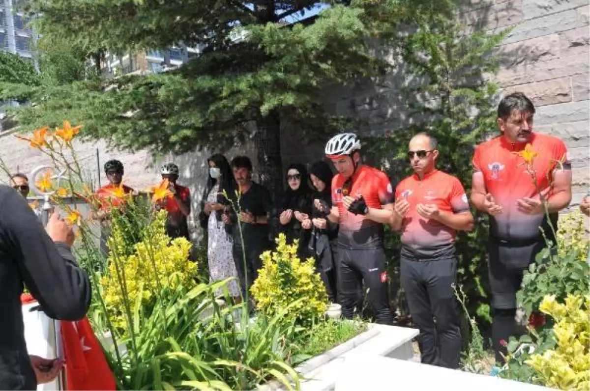 Çankırı'dan Ömer Halisdemir'in kabrine toprak getirdiler