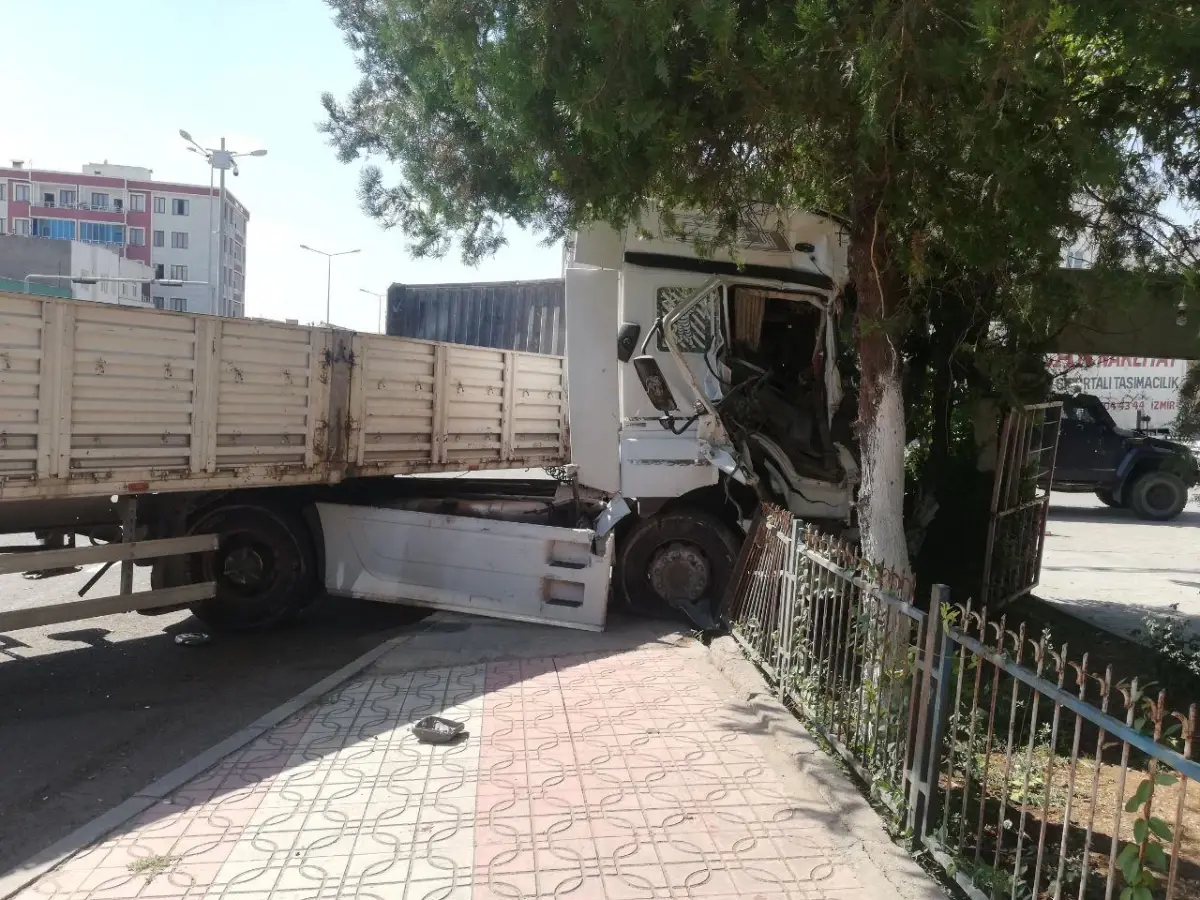 Çınar'da 3 aracın karıştığı kazada hasar oluştu