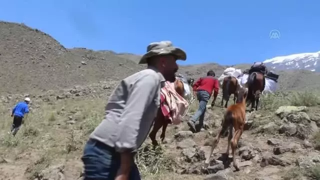 Dağcılar, Türkiye'nin çatısından 'O hain kalkışmayı unutma, unutturma' mesajı verdi
