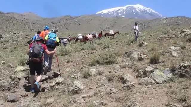 Dağcılar, Türkiye'nin çatısından 'O hain kalkışmayı unutma, unutturma' mesajı verdi