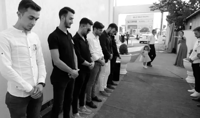 Dünyaevine giren damada cenaze töreni düzenlediler! Görenler önce şaşırdı, sonra da gülümsedi Dünyaevine giren damada cenaze töreni düzenlediler! Görenler önce şaşırdı, sonra da gülümsedi