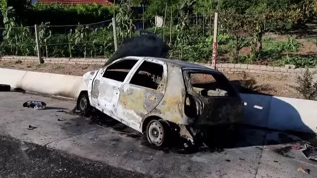 Devrilerek alev alan otomobilin sürücüsü yaralandı Devrilerek alev alan otomobilin sürücüsü yaralandı