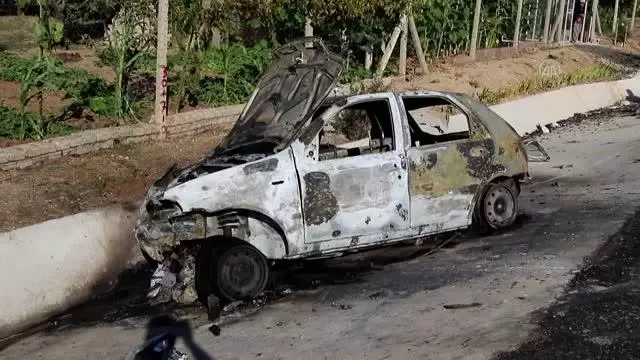 Devrilerek alev alan otomobilin sürücüsü yaralandı