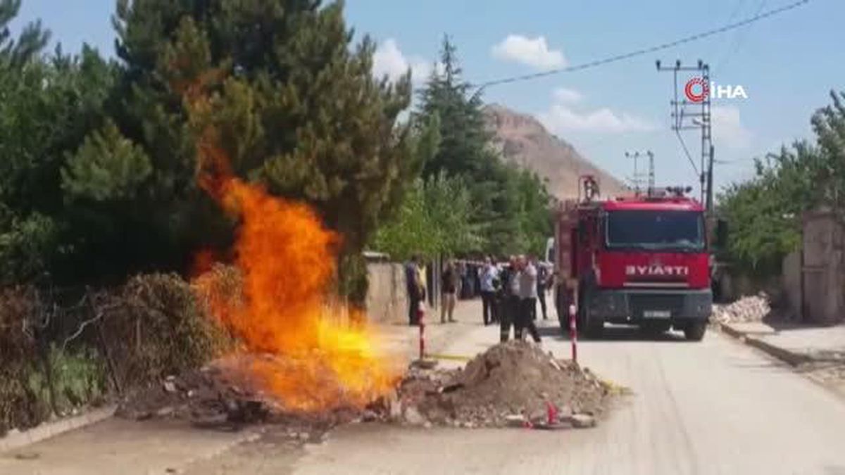 Elazığ'da faciadan dönüldü...Doğalgaz borusu patladı, alevler metrelerce yüksekliğe ulaştı
