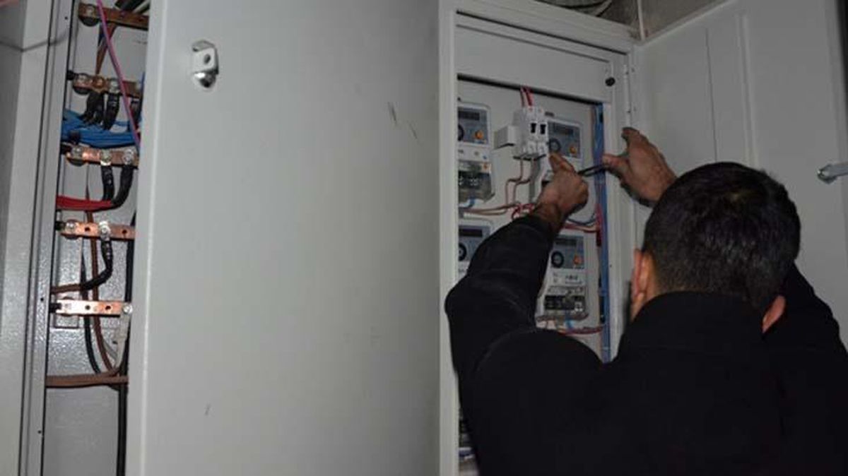 Elektriğini kesmeye gelen görevliyle tartışan kadın kalp krizi geçirdi