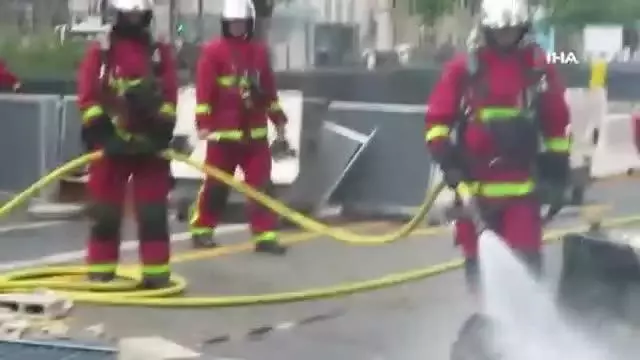 Fransa'da aşı karşıtları iş makinelerini ateşe verdi