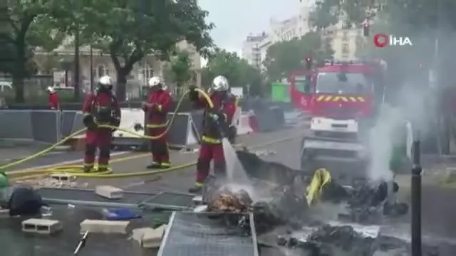 Fransa'da aşı karşıtları iş makinelerini ateşe verdi