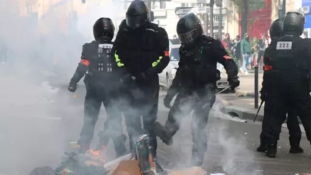 Fransa'da aşı karşıtları ülkeyi savaş alanına çevirdi! Araçları ateşe verdiler Fransa'da aşı karşıtları ülkeyi savaş alanına çevirdi! Araçları ateşe verdiler