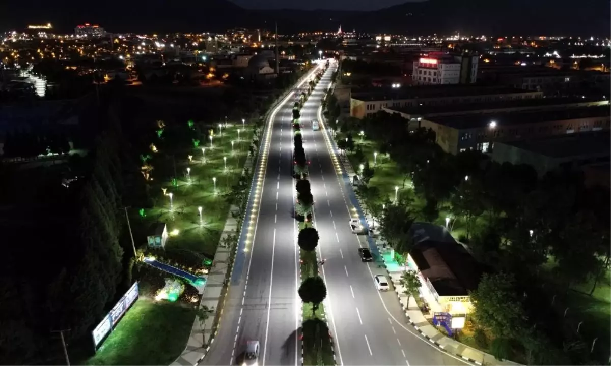 Gündüz Yeşiliyle, Gece Aydınlatmalarıyla Göz Kamaştırıyor