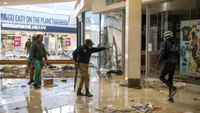 Güney Afrika'da yağma ve şiddet tırmanıyor: Zuma'nın hapse girmesinin ardından neler yaşandı?