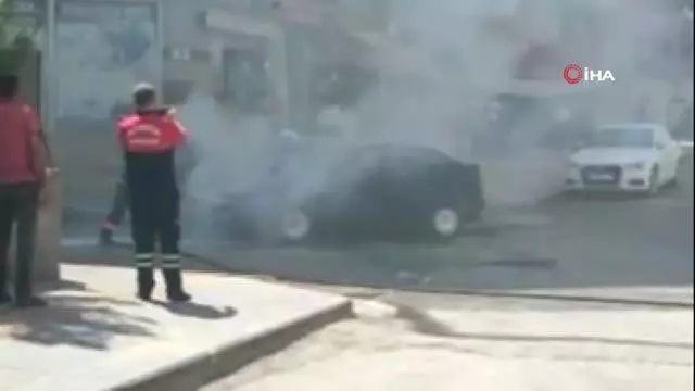 Hareket halindeki otomobil alev aldı