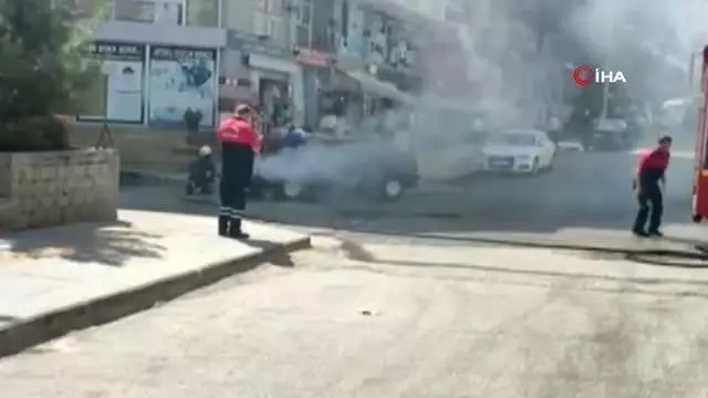 Hareket halindeki otomobil alev aldı