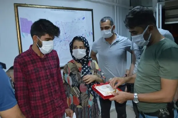 Son dakika: İçinde 50 bin liralık düğün takısı olan valizi, durakta polis buldu
