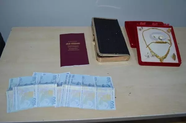 Son dakika: İçinde 50 bin liralık düğün takısı olan valizi, durakta polis buldu