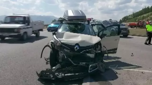 iki otomobil çarpıştı: 4 yaralı 4 iki otomobil çarpıştı: 4 yaralı