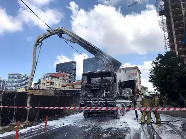 Kadıköy'de beton pompası alev alev yandı Kadıköy'de beton pompası alev alev yandı