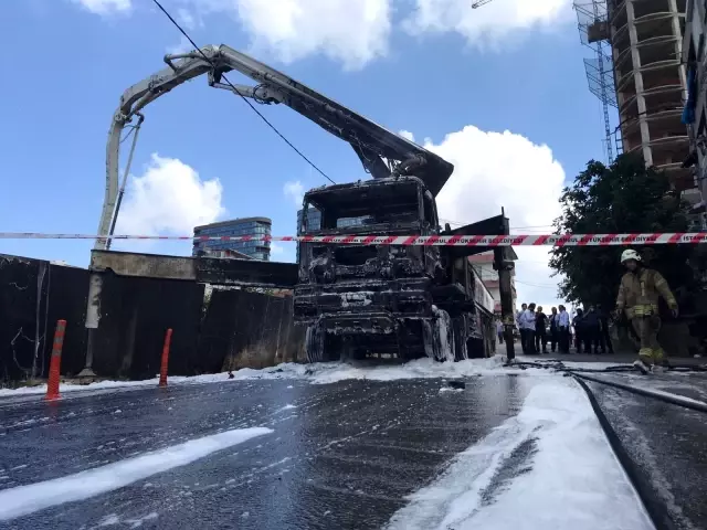 Kadıköy'de beton pompası alev alev yandı