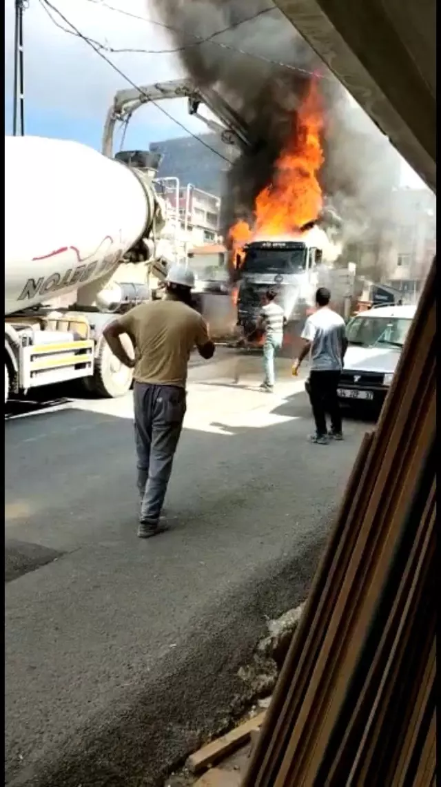Kadıköy'de beton pompası alev alev yandı