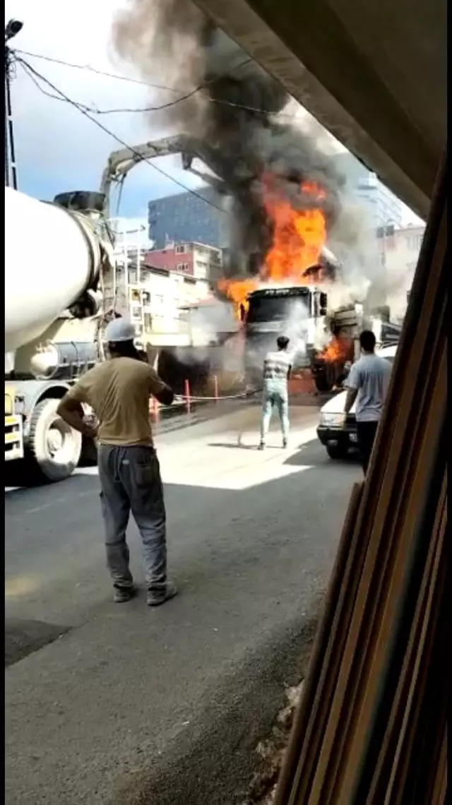 Kadıköy'de beton pompası alev alev yandı