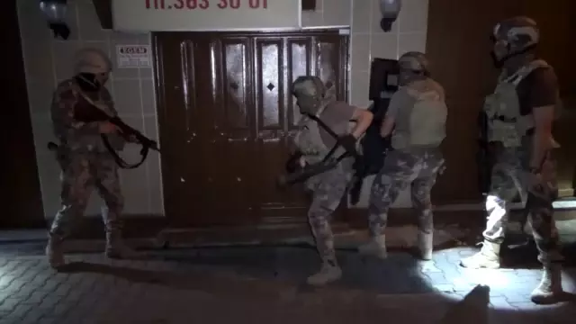 Suç örgütünün kafeste esir tuttuğu 2 kişiyi Polis Özel Harekat ekipleri böyle kurtardı Suç örgütünün kafeste esir tuttuğu 2 kişiyi Polis Özel Harekat ekipleri böyle kurtardı