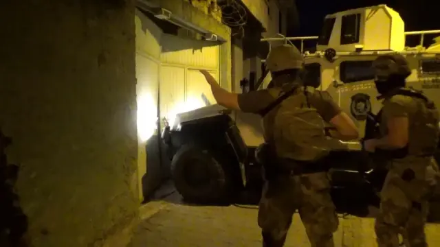 Suç örgütünün kafeste esir tuttuğu 2 kişiyi Polis Özel Harekat ekipleri böyle kurtardı