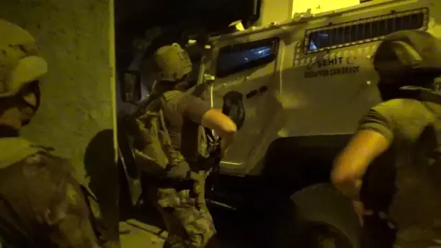 Suç örgütünün kafeste esir tuttuğu 2 kişiyi Polis Özel Harekat ekipleri böyle kurtardı