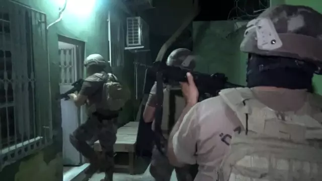 Suç örgütünün kafeste esir tuttuğu 2 kişiyi Polis Özel Harekat ekipleri böyle kurtardı