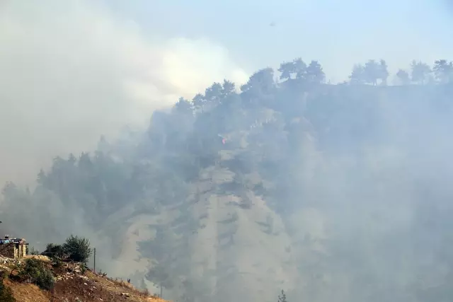 Son dakika haberi! KAHRAMANMARAŞ - Onikişubat Çamlıbel mevkisinde çıkan orman yangını kontrol altına alındı