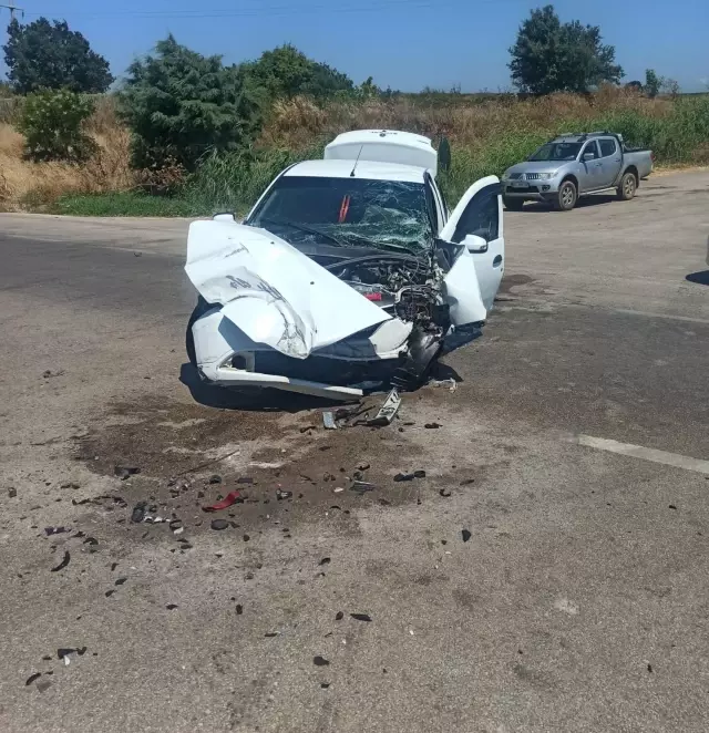 Karacabey'de kamyonla çarpışan otomobilin sürücüsü yaralandı