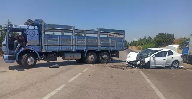 Karacabey'de kamyonla çarpışan otomobilin sürücüsü yaralandı