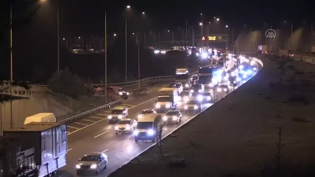 Kurban Bayramı için yola erken çıkan sürücüler, otoyolun Düzce ve Bolu Dağı kesiminde yoğunluğa neden oluyor Kurban Bayramı için yola erken çıkan sürücüler, otoyolun Düzce ve Bolu Dağı kesiminde yoğunluğa neden oluyor