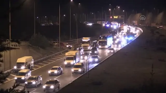 Kurban Bayramı için yola erken çıkan sürücüler, otoyolun Düzce ve Bolu Dağı kesiminde yoğunluğa neden oluyor