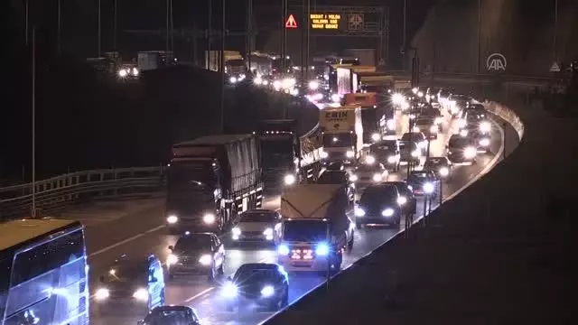 Kurban Bayramı için yola erken çıkan sürücüler, otoyolun Düzce ve Bolu Dağı kesiminde yoğunluğa neden oluyor