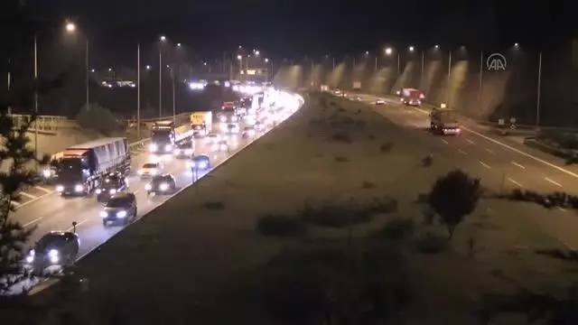 Kurban Bayramı için yola erken çıkan sürücüler, otoyolun Düzce ve Bolu Dağı kesiminde yoğunluğa neden oluyor