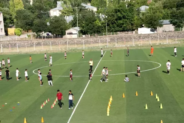Malazgirtli gençlere forma desteği