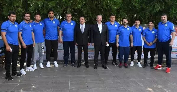 Ankara Büyükşehir Belediye Başkanı Mansur Yavaş, olimpiyatlara gidecek sporcularla buluştu