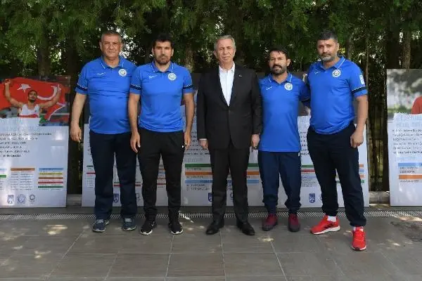 Ankara Büyükşehir Belediye Başkanı Mansur Yavaş, olimpiyatlara gidecek sporcularla buluştu