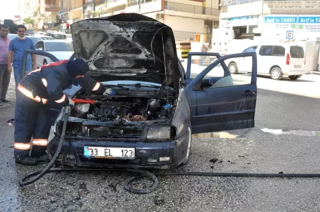 Hareket halindeki otomobil alev aldı