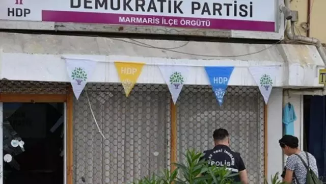 Marmaris'te HDP ilçe binasına saldırı! Şüpheli gözaltına alındı Marmaris'te HDP ilçe binasına saldırı! Şüpheli gözaltına alındı