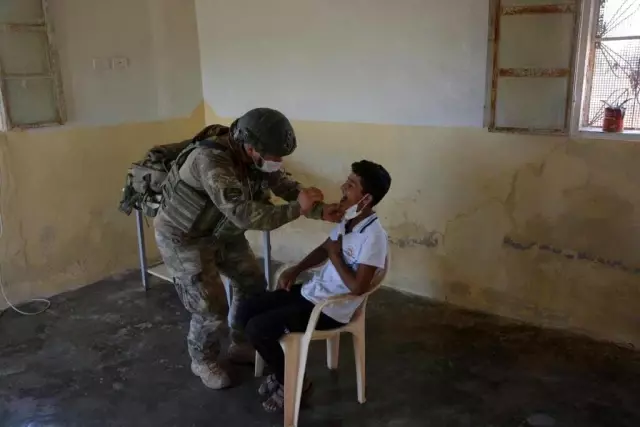 Mehmetçikten çocuklara şefkat eli