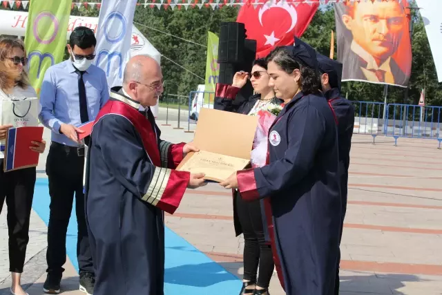 Ondokuz Mayıs Üniversitesi Ziraat Fakültesinden mezun olan 97 öğrenci törenle diplomalarını aldı Ondokuz Mayıs Üniversitesi Ziraat Fakültesinden mezun olan 97 öğrenci törenle diplomalarını aldı