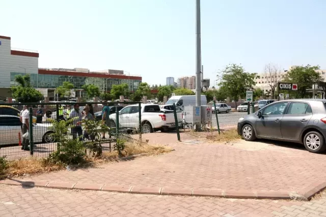 Park etmek isterken kontrolden çıkan otomobil, faciaya neden oluyordu