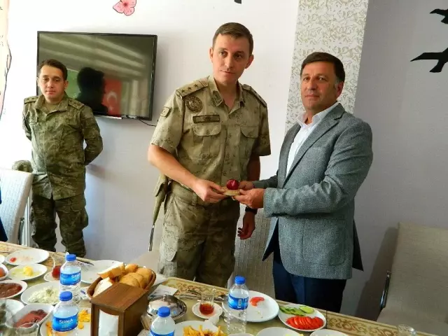 Posof'ta komutanlar için veda yemeği