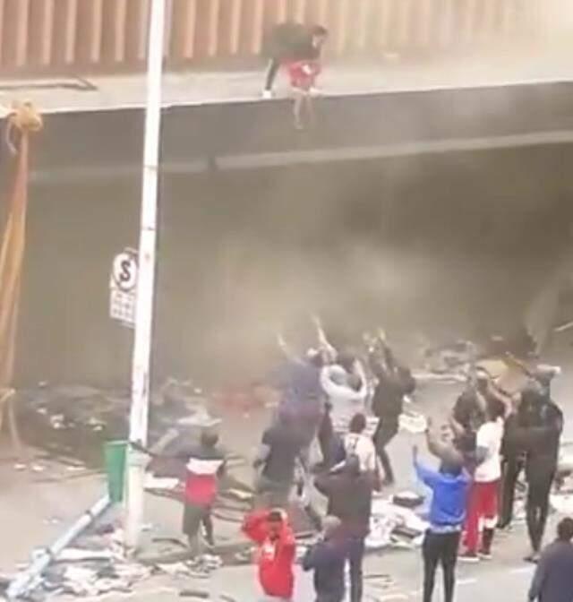 Protestolarla yangın yerine dönen Güney Afrika'da ateşe verilen binada mahsur kalan anne, çocuğunu aşağı atarak kurtardı Protestolarla yangın yerine dönen Güney Afrika'da ateşe verilen binada mahsur kalan anne, çocuğunu aşağı atarak kurtardı