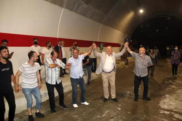 Rize'nin 70 yıllık hayalinin sona gelişi havai fişek ve horonlarla kutlandı Rize'nin 70 yıllık hayalinin sona gelişi havai fişek ve horonlarla kutlandı