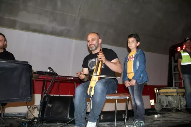 Rize'nin 70 yıllık hayalinin sona gelişi havai fişek ve horonlarla kutlandı
