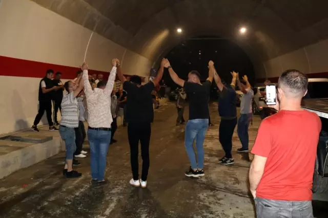 Rize'nin 70 yıllık hayalinin sona gelişi havai fişek ve horonlarla kutlandı