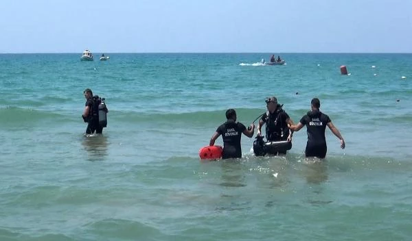 Sahilde fotoğraf çektirip denizde kaybolan liselinin cansız bedenini paraşütçü buldu