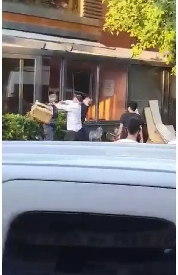 (Ek bilgiyle) Sancaktepe'de dehşet anları; annesini darbedip, silah doğrulttu
