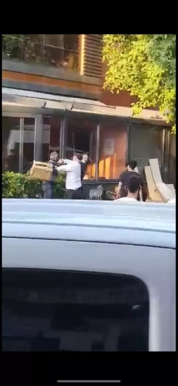 (Ek bilgiyle) Sancaktepe'de dehşet anları; annesini darbedip, silah doğrulttu
